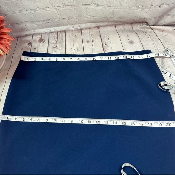 St. John Navy Pencil Skirt sz 14 classic luxury office minimalist - Picture 4 of 8